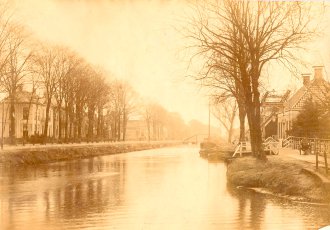 geschiedenis 1895-1905 rechts een ophaalbruggetje in de Zuiderstraat. Op de achtergrond het Kalkwijksterhooghout